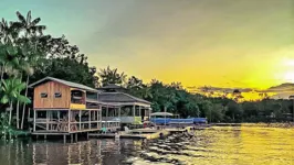 O restaurante fica furo do Nazário e é uma opção para quem gosta de aliar a boa culinária com natureza