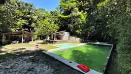 O terreno oferece estrutura para camping (barracas), redário, chalés e suítes.