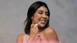 Influencer postava fotos utilizando cosméticos de marca da qual se dizia CEO.