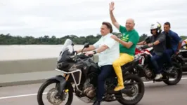 O presidente Jair Bolsonaro e o empresário Luciano Hang durante passeio em ponte sobre o Rio Madeira, em Rondônia.