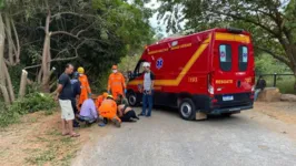 O Corpo de Bombeiros de Minas realizou o resgate da mulher acidentada.