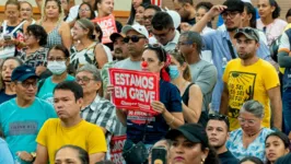 Os servidores se concentraram em frente à sede do Ministério Público Estadual e seguiu em caminhada até a Câmara Municipal.