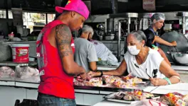 Comerciantes dizem que a venda da mercadoria caiu e que clientes preferem o filé ou metade do frango