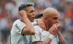 Jogadores do Timão comemoram mais uma vitória, com gol marcado por Fábio Santos.