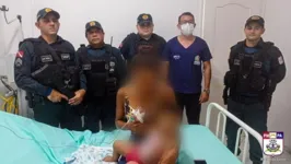 Policiais que participaram de resgate visitaram a bebê, na UPA de Bragança.