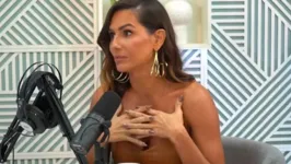 Deborah Secco como convidada do Poccast; a atriz revelou que sofreu com homens comprometidos