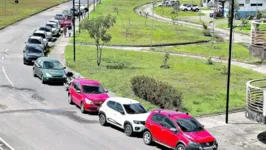 Muitos donos de carros madrugaram desde sexta para guardar lugar na fila e conseguir abastecer o veículo pagando pouco.