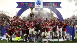 O Milan levantou a taça neste domingo (22).