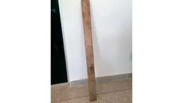 Pedaço de madeira utilizado na agressão