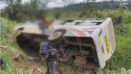 Apesar do susto, todo os ocupantes do veículo escolar passam bem