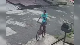 De bicicleta, suspeito usa uma faca para roubar uma mulher.