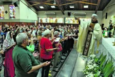 Casais e fiéis lotaram a igreja de Santo Antônio de Lisboa. Janielle e Luiz Augusto foram agradecer por união e família

.