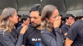 O sertanejo passou pelo ritual religioso ao lado da esposa, Biah Rodrigues.