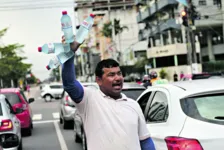 O vendedor Francisco de Assis, que trabalha como ambulante há mais de 20 anos, tem vendido mais de 12 pacotes de água por dia