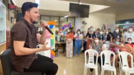 O cantor Thiago Costa em apresentação no Hospital Metropolitano.