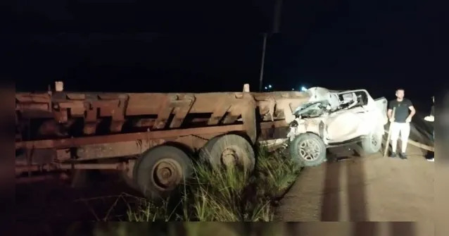 Imagem ilustrativa da notícia Colisão entre picape e caminhão deixa 4 mortos na BR-163