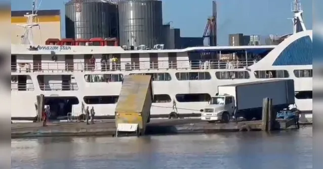 Imagem ilustrativa da notícia Vídeo: caminhão derrapa em porto e cai na Baía do Guajará