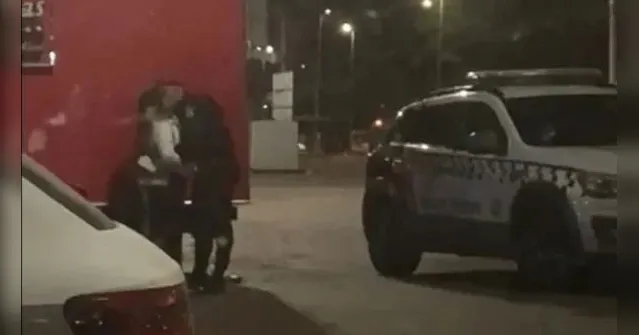 Imagem ilustrativa da notícia Vídeo: em serviço, PM do DF é flagrado aos beijos com mulher