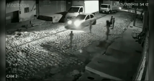 Imagem ilustrativa da notícia Vídeo: mãe pula em frente de carro para salvar criança