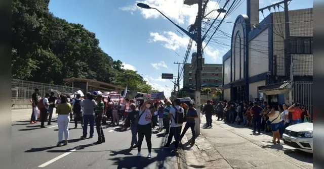 Imagem ilustrativa da notícia Servidores municipais fecham Almirante Barroso em protesto