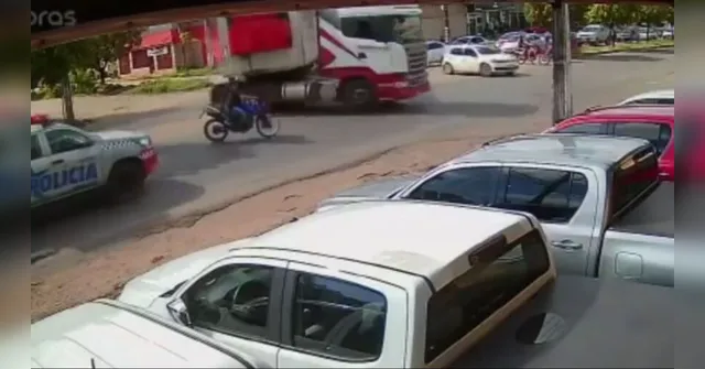Imagem ilustrativa da notícia Motociclista escapa de ser esmagado por carreta no Pará