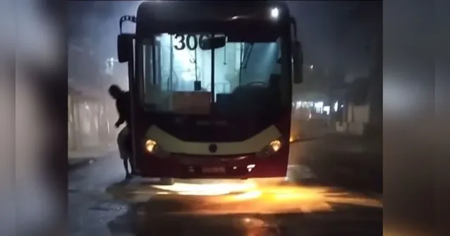 Imagem ilustrativa da notícia Vídeo: ônibus da linha UFPA Pedreira pega fogo em Belém