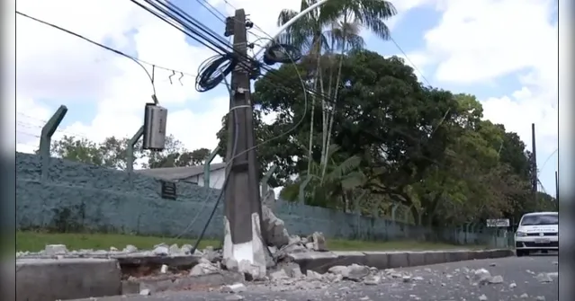 Imagem ilustrativa da notícia Vídeo: carro derruba poste e deixa Pedro Álvares interditada