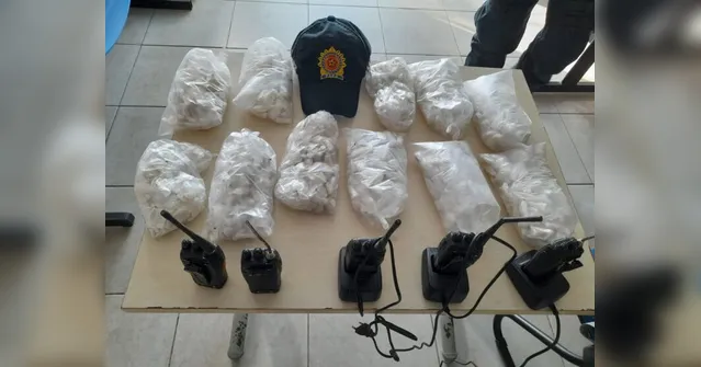 Imagem ilustrativa da notícia Traficante é presa com droga e tenta suborar PM com R$ 5 mil