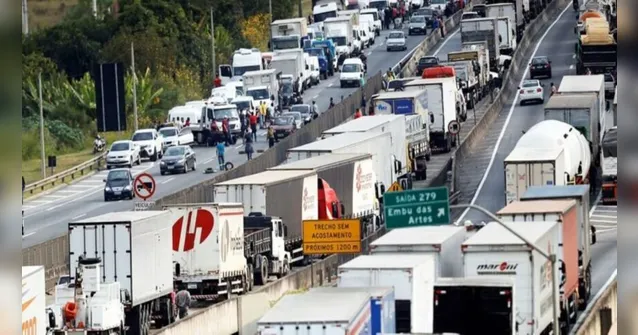 Imagem ilustrativa da notícia Caminhoneiros culpam Jair Bolsonaro e podem fazer greve