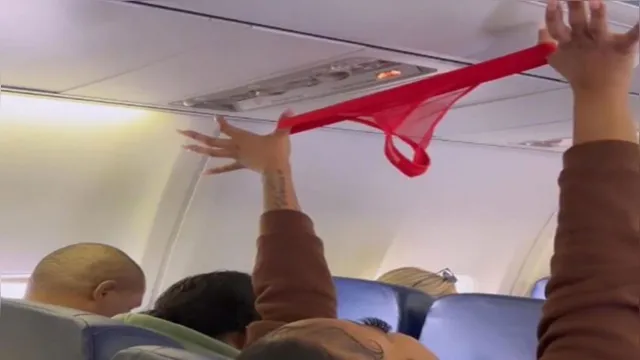Imagem ilustrativa da notícia Moça de conteúdo adulto pendura calcinha dentro de avião