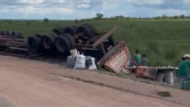 Imagem ilustrativa da notícia Vídeo: carreta capota ao sair da pista na Belém-Brasília