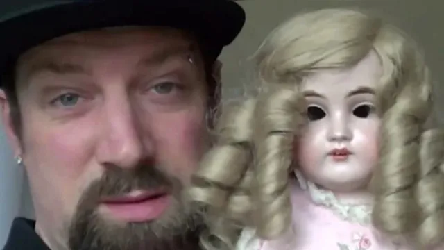 Imagem ilustrativa da notícia Homem insiste com boneca-demônio em casa e família se afasta