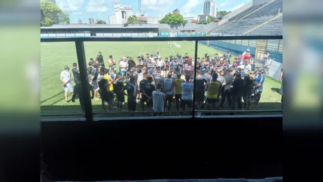 Imagem ilustrativa da notícia Torcida invade treino do Remo e pressiona Bentes e Bonamigo