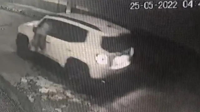 Imagem ilustrativa da notícia Vídeo: travesti é arrastada e imprensada por carro em Belém