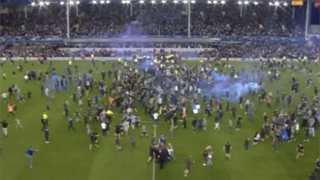 Imagem ilustrativa da notícia Torcida do Everton invade campo após virada épica na Europa