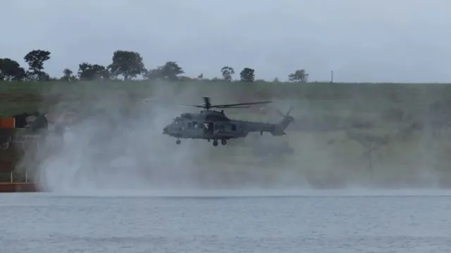 Imagem ilustrativa da notícia Helicóptero da Marinha reforça buscas por dupla desaparecida