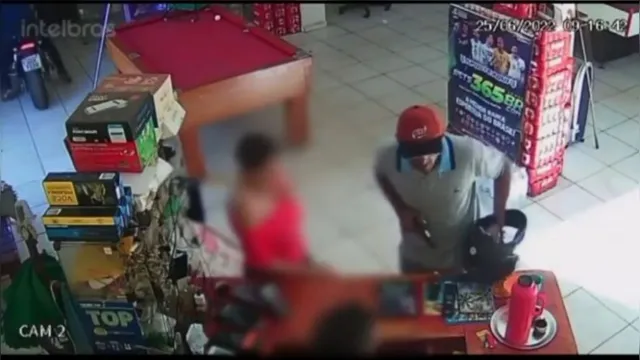 Imagem ilustrativa da notícia Vídeo: Dupla invade estabelecimento e leva dinheiro e moto