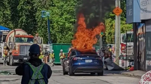 Imagem ilustrativa da notícia Carro de luxo incendeia, trava portas e motorista fica preso 