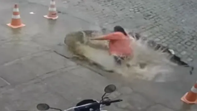 Imagem ilustrativa da notícia Vídeo: cratera se abre no meio da calçada e engole mulher