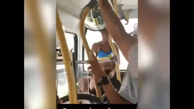 Imagem ilustrativa da notícia Vídeo: pedinte ameaça passageiros com faca dentro de ônibus 