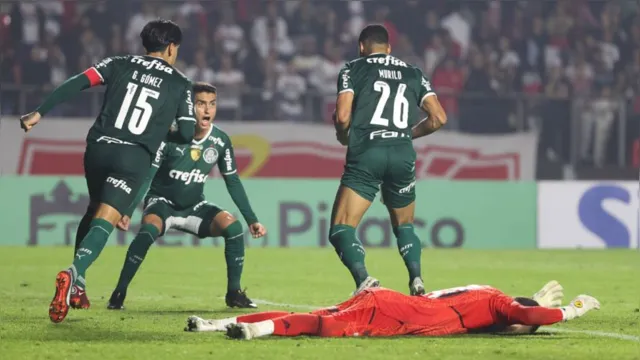 Imagem ilustrativa da notícia Palmeiras vira no fim, bate São Paulo e segue líder isolado