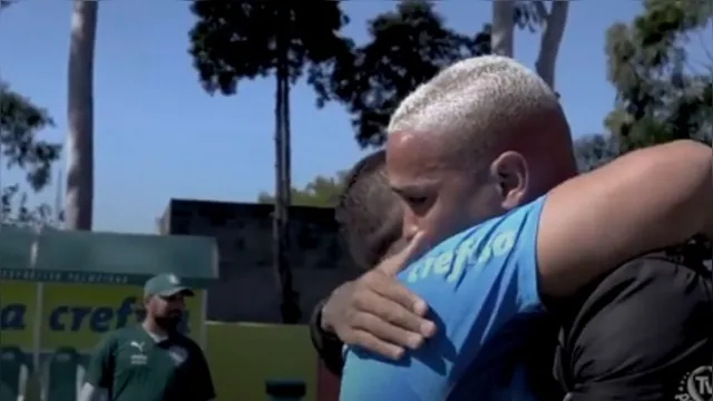 Imagem ilustrativa da notícia Vídeo: Deyverson chora com colegas em adeus ao Palmeiras