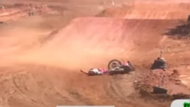 Imagem ilustrativa da notícia Vídeo: Piloto de motocross morre após queda em campeonato 