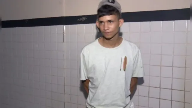 Imagem ilustrativa da notícia Vídeo: foragido é preso namorando em praça de Belém