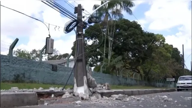 Imagem ilustrativa da notícia Vídeo: carro derruba poste e deixa Pedro Álvares interditada