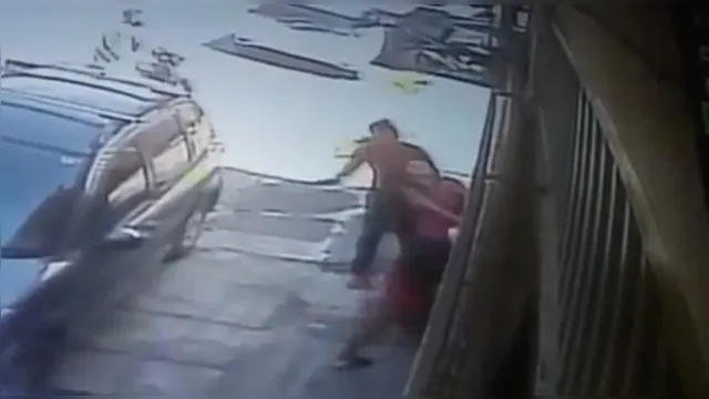 Imagem ilustrativa da notícia Vídeo: assaltante bate em vítima de roubo em Belém