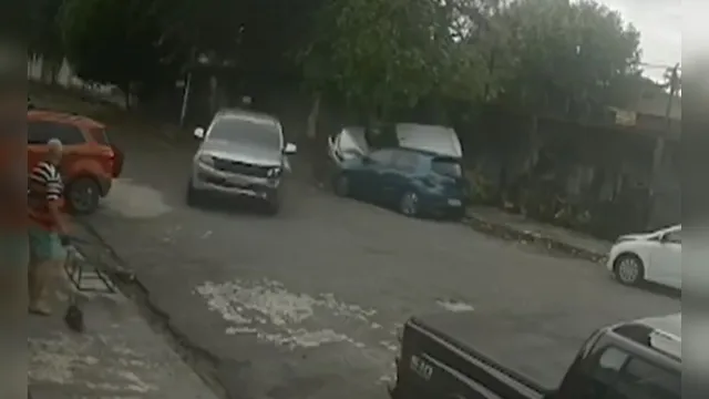 Imagem ilustrativa da notícia Vídeo:
carro desgovernado fere idoso e mata cachorro