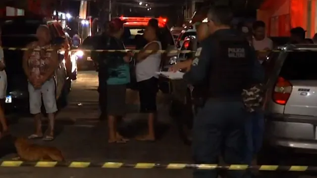 Imagem ilustrativa da notícia Vídeo: homem
é morto na frente de casa enquanto bebia