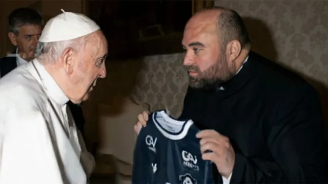 Imagem ilustrativa da notícia Camisa do Clube do Remo também é entregue ao Papa Francisco