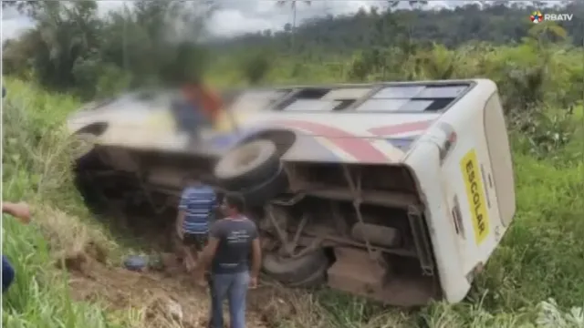 Imagem ilustrativa da notícia Vídeo: ônibus escolar tomba e alunos ficam feridos no Pará